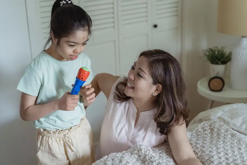 Orangtua mendampingi anak bermain sambil berbicara hangat